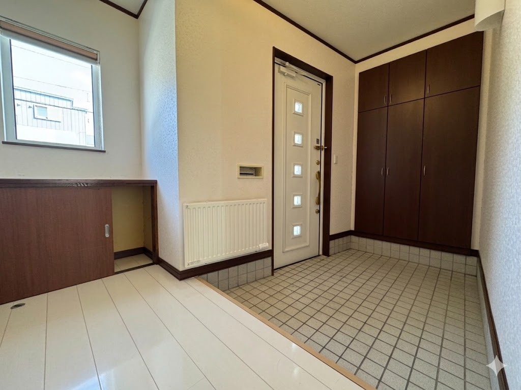 陽光注ぐモダン邸宅。昭和中央の利便性と60坪の開放感を楽しむゆとりの家♪の玄関|シューズBOX完備。家族全員の靴もスッキリ収まる明るい玄関