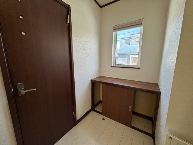 陽光注ぐモダン邸宅。昭和中央の利便性と60坪の開放感を楽しむゆとりの家♪の玄関|飾り棚や収納に。光が差し込む、ゆとりある廊下スペース。