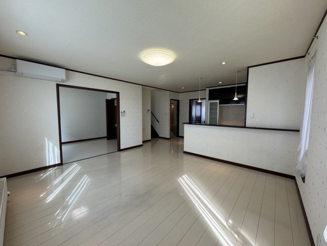 陽光注ぐモダン邸宅。昭和中央の利便性と60坪の開放感を楽しむゆとりの家♪の居間・リビング|光溢れる広々リビング。家族の笑顔が主役になる住まい。