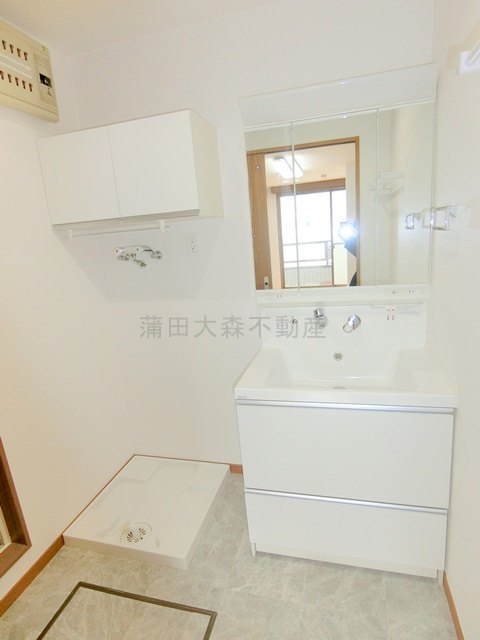 ヴィラフジの洗面所|独立洗面台、棚収納と洗濯機置き場