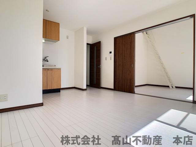 宗像市緑町のアパートの居間・リビング