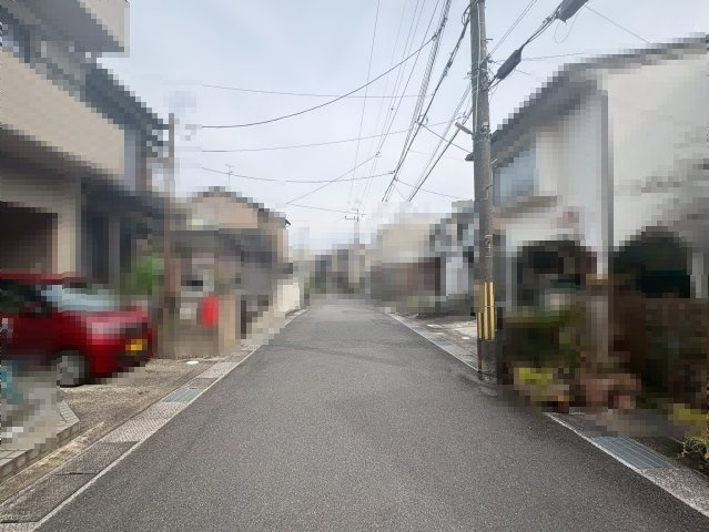 【成約済】長岡京市今里薬師堂の前面道路含む現地写真|前道：南西側公道幅員約5.7ｍ間口約5.5ｍ