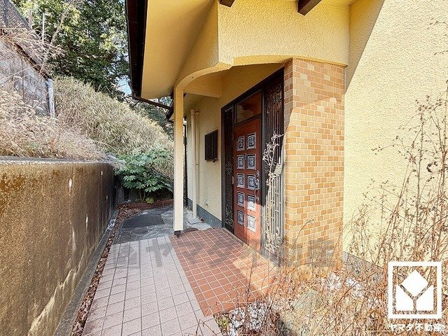 西宮市苦楽園三番町の玄関|玄関前にはゆったりとしたスペースがあり、ベビーカー等での出入りも楽々です。