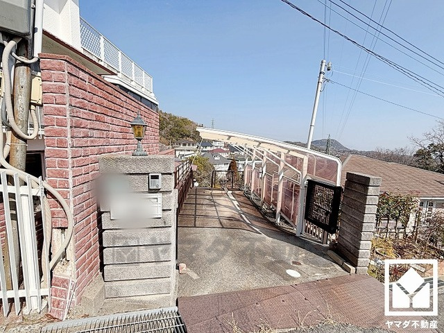 西宮市苦楽園三番町の駐車場|カーポート付きの駐車スペースを2台分完備。重い荷物や雨の日の移動もスムーズで、快適なカーライフを実現。来客時にも便利です。