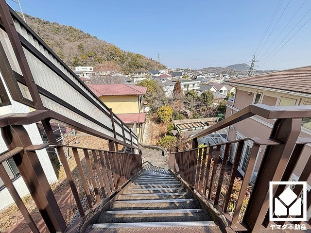 西宮市苦楽園三番町の外観|高低差のある旗竿地で土地が道路から離れており、騒音や排気ガスの影響を受けにくいため、静かな環境で落ち着いた生活をお送りいただけます。