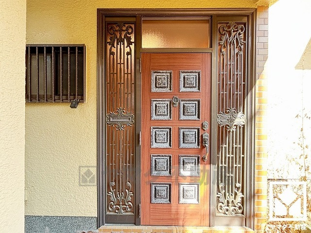 西宮市苦楽園三番町の玄関|上質な暮らしを象徴する、重厚感のある落ち着いた配色の玄関デザイン。帰るたびに誇らしく思える住まいがここに。