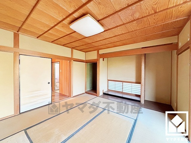 西宮市苦楽園三番町の和室|約8帖の1階和室です。和の趣を大切にしながら、現代のライフスタイルにも調和する美しいデザイン。シンプルで洗練された空間が、暮らしに心地よいゆとりをもたらします。