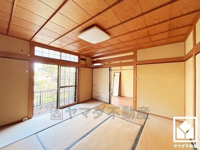 西宮市苦楽園三番町の和室|陽光がたっぷり差し込む洗練された和室。温かみのある畳のスッキリとしたデザインが、暮らしを心地よく彩ります。
