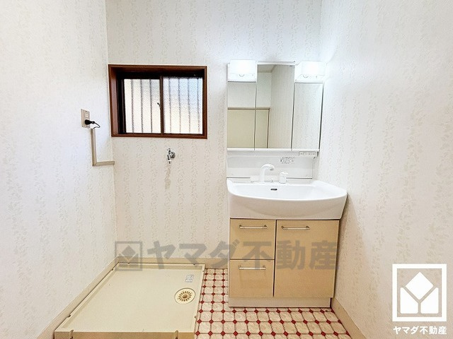 西宮市苦楽園三番町の洗面所|収納付きでスッキリお使い頂ける3面鏡の洗面台です。洗面ボウルが広めなので、忙しい朝でも身支度がしやすく時短になります。
