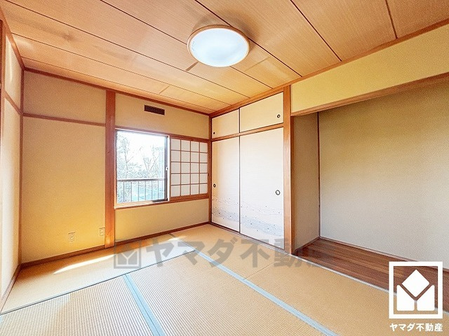 西宮市苦楽園三番町の和室|約6帖の2階和室です。畳の香りに包まれる、心落ち着く和の空間。忙しい日常の中で、ほっと一息つける癒しの住まい。