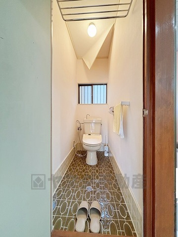 西宮市苦楽園三番町のトイレ|明るく清潔感溢れるトイレです。タオル掛けやペーパーホルダーが設置されています。