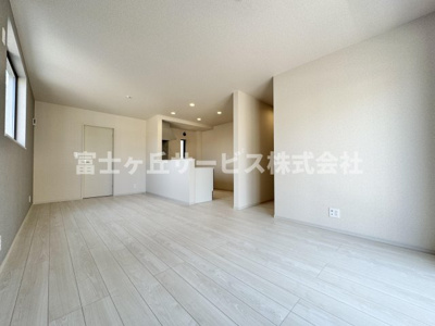 【居間・リビング】 | 静岡市清水区折戸 9期 新築一戸建て 1号棟 | リビングダイニングです