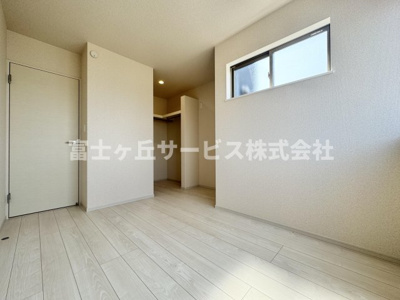 【洋室】 | 静岡市清水区折戸 9期 新築一戸建て 1号棟 | 収納もある洋室です