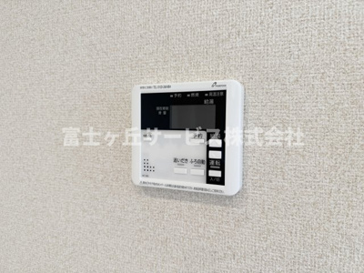 【発電・温水設備】 | 静岡市清水区折戸 9期 新築一戸建て 1号棟 | リビングからも操作ができて便利です