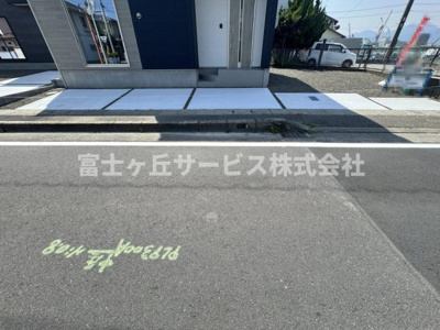【駐車場】 | 静岡市清水区折戸 9期 新築一戸建て 1号棟 | 車種により3台駐車可能です