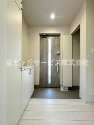 【玄関】 | 静岡市清水区折戸 9期 新築一戸建て 1号棟 | 収納もある玄関です