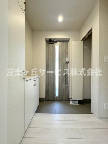 【玄関】 | 静岡市清水区折戸 9期 新築一戸建て 1号棟 | 収納もある玄関です