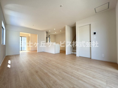 【居間・リビング】 | 静岡市清水区折戸 9期 新築一戸建て 2号棟 | リビングダイニングです