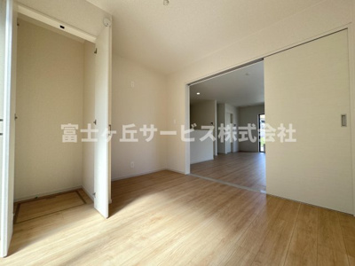 【洋室】 | 静岡市清水区折戸 9期 新築一戸建て 2号棟 | リビングの隣にある洋室です