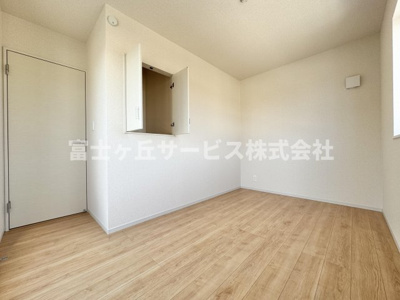 【洋室】 | 静岡市清水区折戸 9期 新築一戸建て 2号棟 | 収納もある洋室です