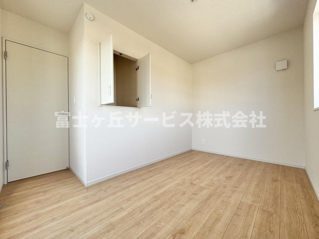 【洋室】 | 静岡市清水区折戸 9期 新築一戸建て 2号棟 | 収納もある洋室です