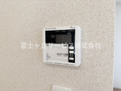 【発電・温水設備】 | 静岡市清水区折戸 9期 新築一戸建て 2号棟 | リビングからも操作ができて便利です