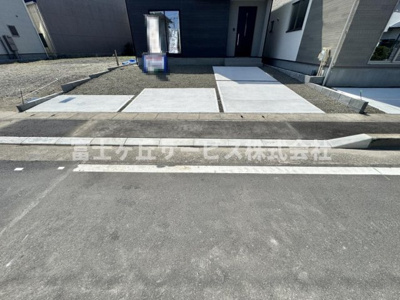 【駐車場】 | 静岡市清水区折戸 9期 新築一戸建て 2号棟 | 車種により3台駐車可能です