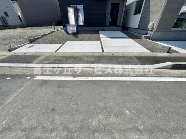 【駐車場】 | 静岡市清水区折戸 9期 新築一戸建て 2号棟 | 車種により3台駐車可能です