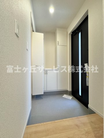 【玄関】 | 静岡市清水区折戸 9期 新築一戸建て 2号棟 | 収納もある玄関です