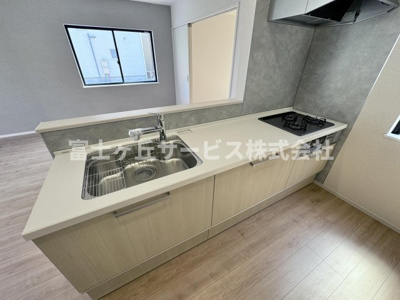 【キッチン】 | 静岡市清水区折戸 9期 新築一戸建て 2号棟 | 広々としていてお料理がしやすいキッチンです