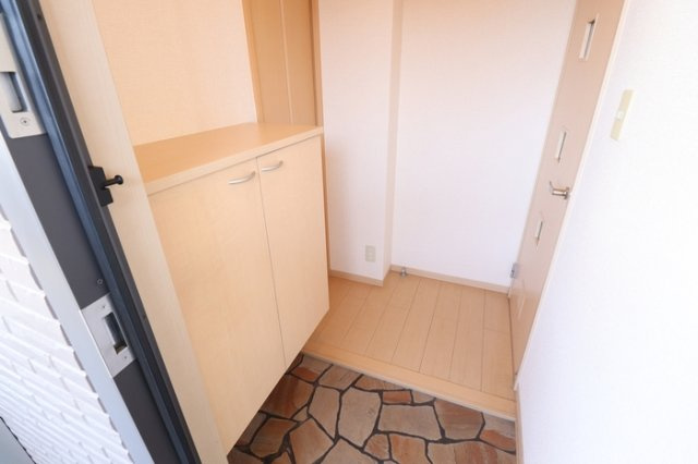 パルコートＭの玄関|収納もある玄関です