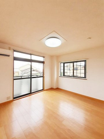 Ｆａｖｏｒｉｔｅ　Ｌｉｆｅの内装|明るい色調の室内です