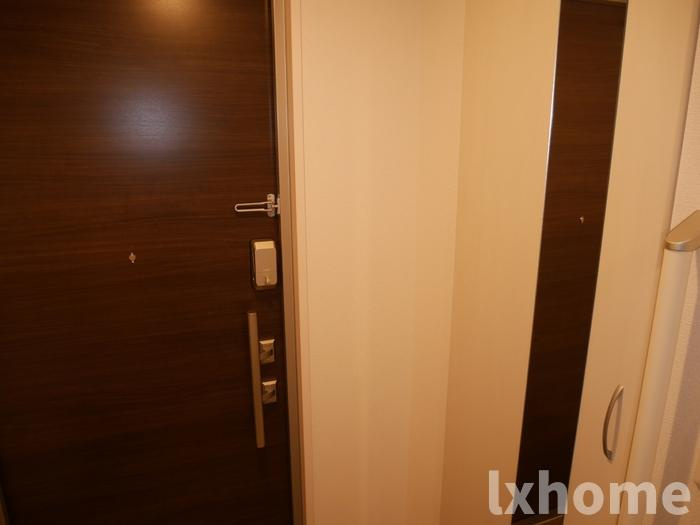 D-room茨木春日の玄関|収納もある玄関です