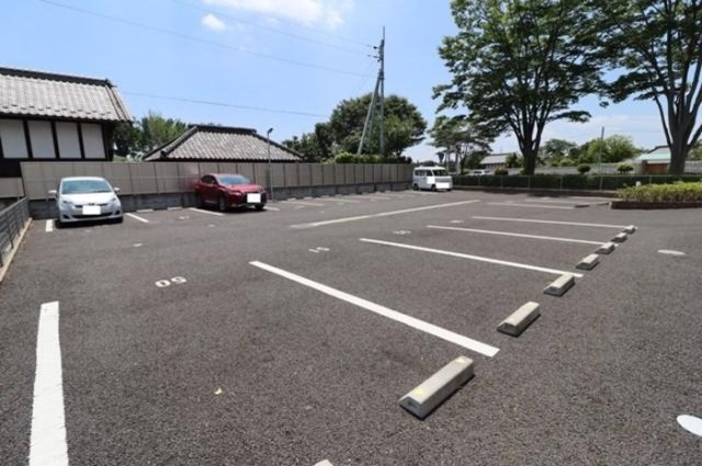 パークドオートム　Ｄの駐車場|車をお持ちの方に嬉しい駐車場付きの物件です