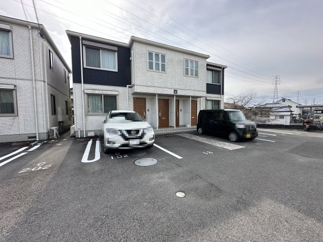 シャーメゾン初月 C棟の駐車場