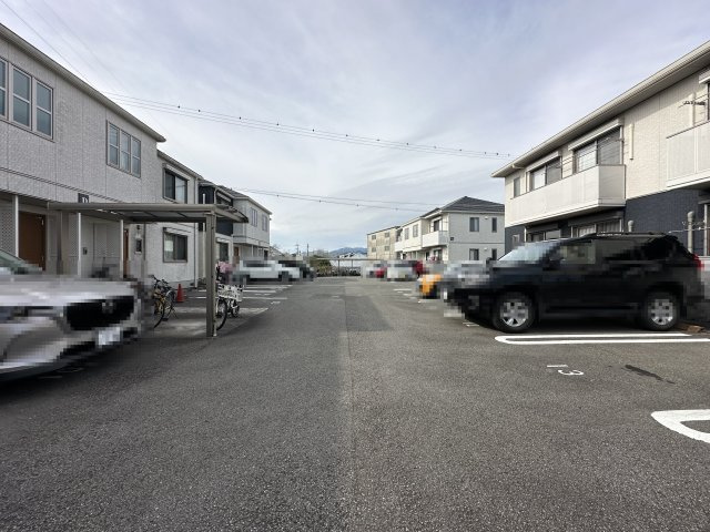 シャーメゾン初月 C棟の駐車場