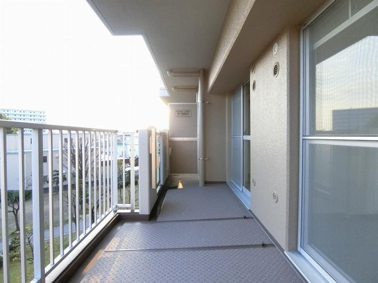 ファミールハイツ久留米弐番館のバルコニー|お洗濯にも便利なバルコニー付き