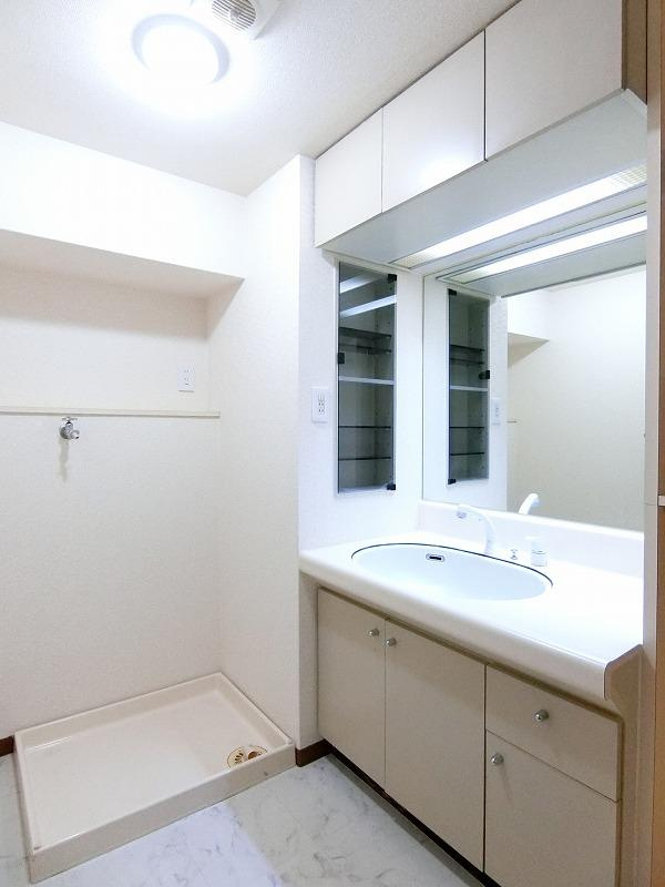 ファミールハイツ久留米弐番館の洗面所|忙しい朝には欠かせない洗面所です