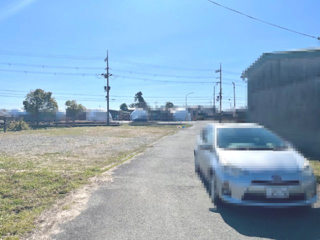 高島市今津町浜分311坪小屋付き農地の前面道路含む現地写真