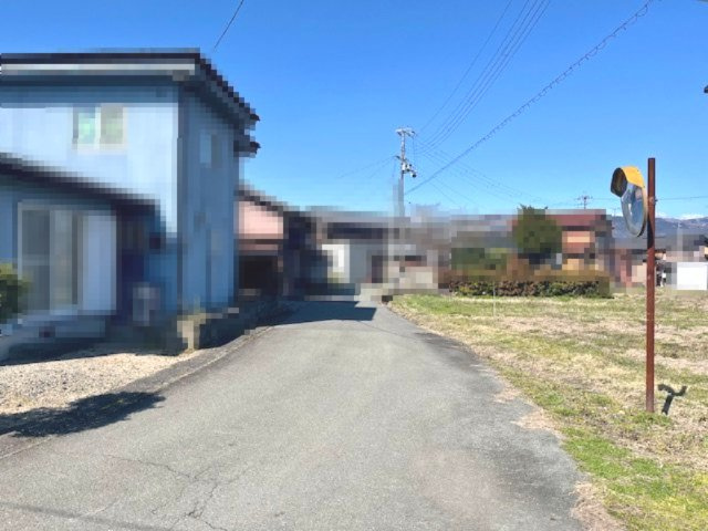 高島市今津町浜分311坪小屋付き農地の前面道路含む現地写真