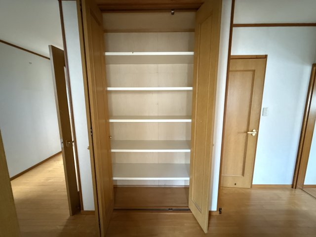 前橋市六供町四丁目　二世帯中古住宅の収納|1F廊下収納