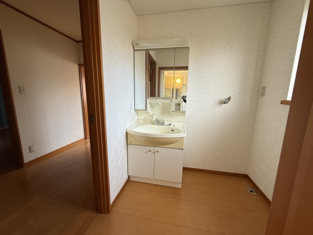 前橋市六供町四丁目　二世帯中古住宅の独立洗面台|2F洗面