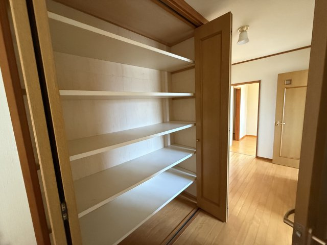 前橋市六供町四丁目　二世帯中古住宅の収納|2F廊下収納