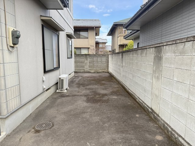 前橋市六供町四丁目　二世帯中古住宅の庭