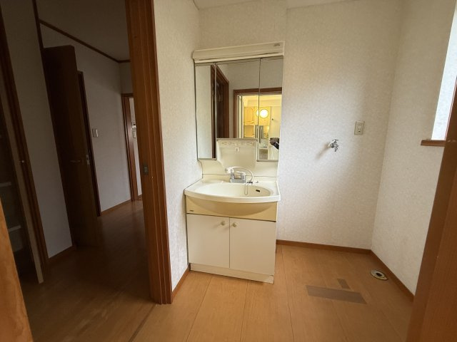 前橋市六供町四丁目　二世帯中古住宅の独立洗面台|1F洗面