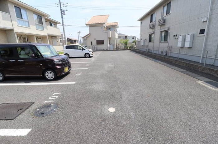 パークドプランタン　Iの駐車場|車をお持ちの方に嬉しい駐車場付きの物件です