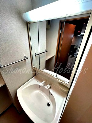 ベルヌーブ ラビの洗面所|三面鏡洗面台♪