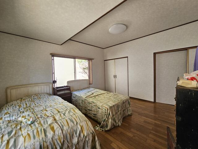 山岡町下手向の洋室