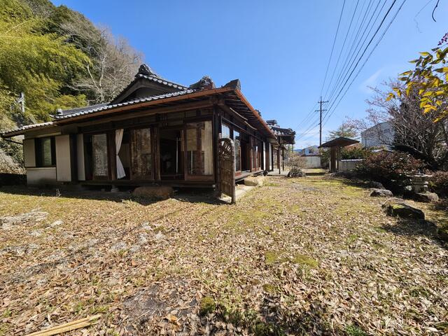 山岡町下手向の庭