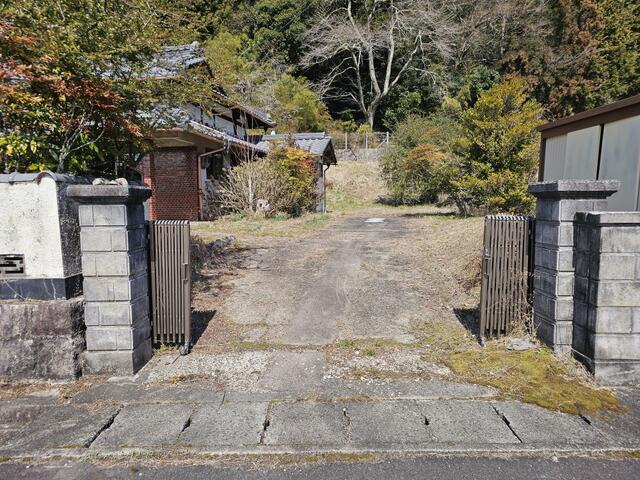 山岡町下手向の駐車場